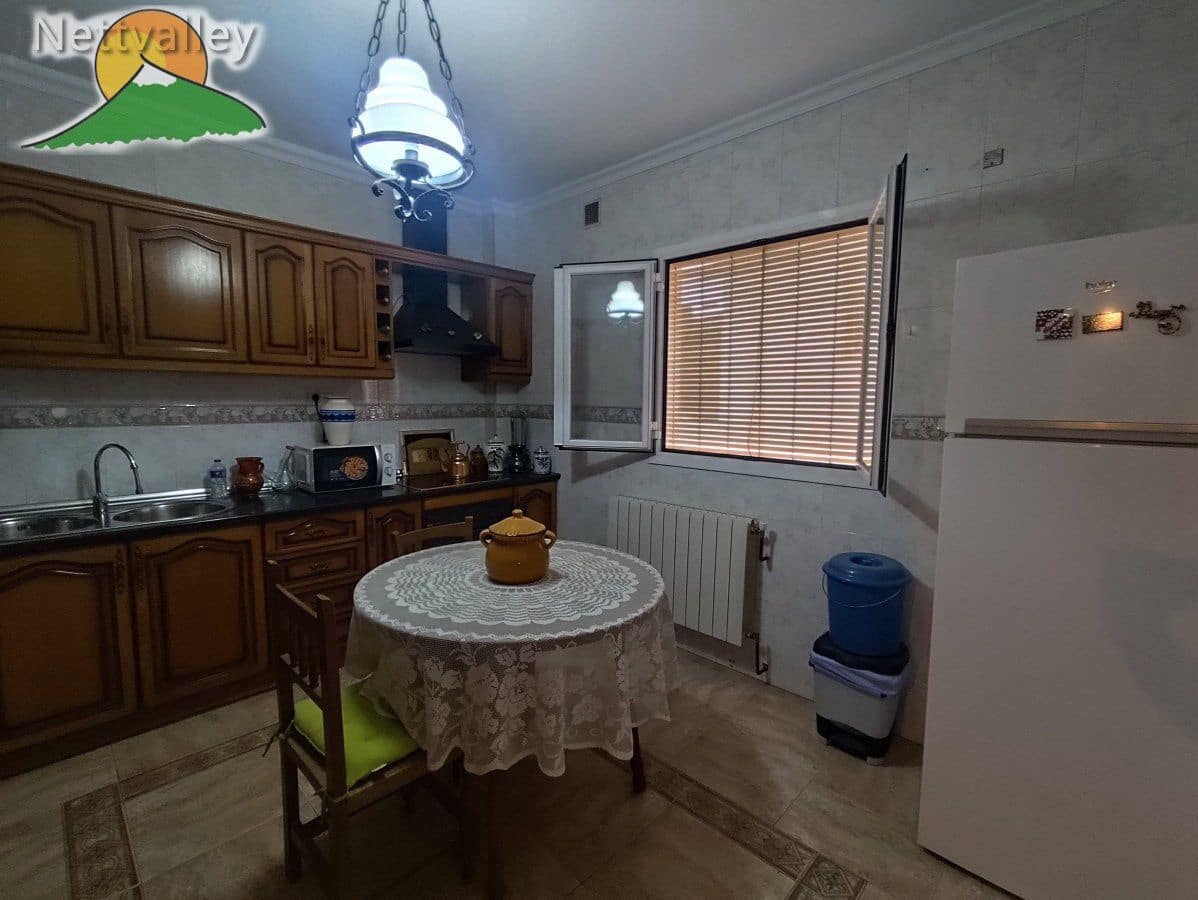 7 bedroom Townhouse for sale in Durcal with garage - € 298,000 (Ref: 10146324)