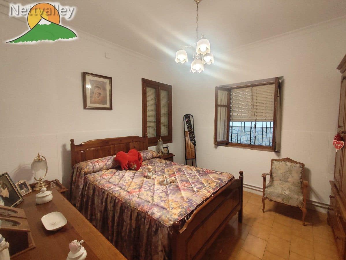 7 bedroom Townhouse for sale in Durcal with garage - € 298,000 (Ref: 10146324)
