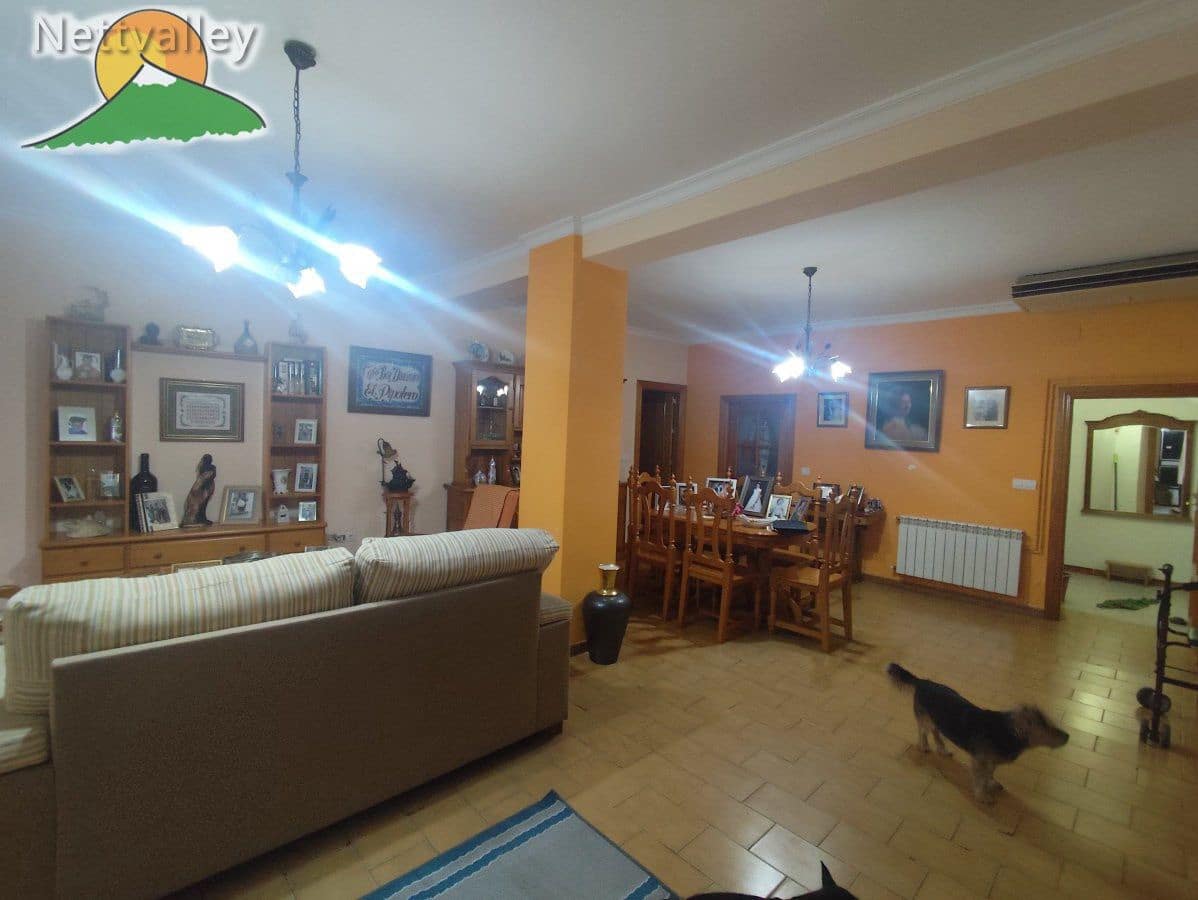 7 bedroom Townhouse for sale in Durcal with garage - € 298,000 (Ref: 10146324)