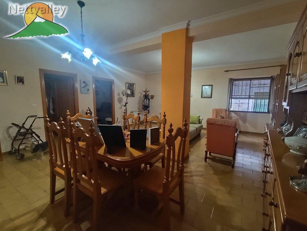 7 bedroom Townhouse for sale in Durcal with garage - € 298,000 (Ref: 10146324)