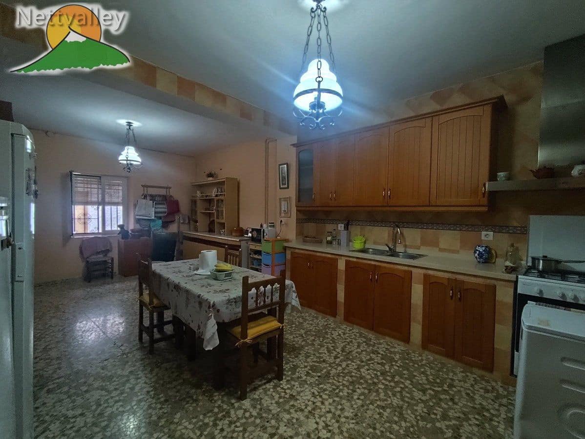 7 bedroom Townhouse for sale in Durcal with garage - € 298,000 (Ref: 10146324)
