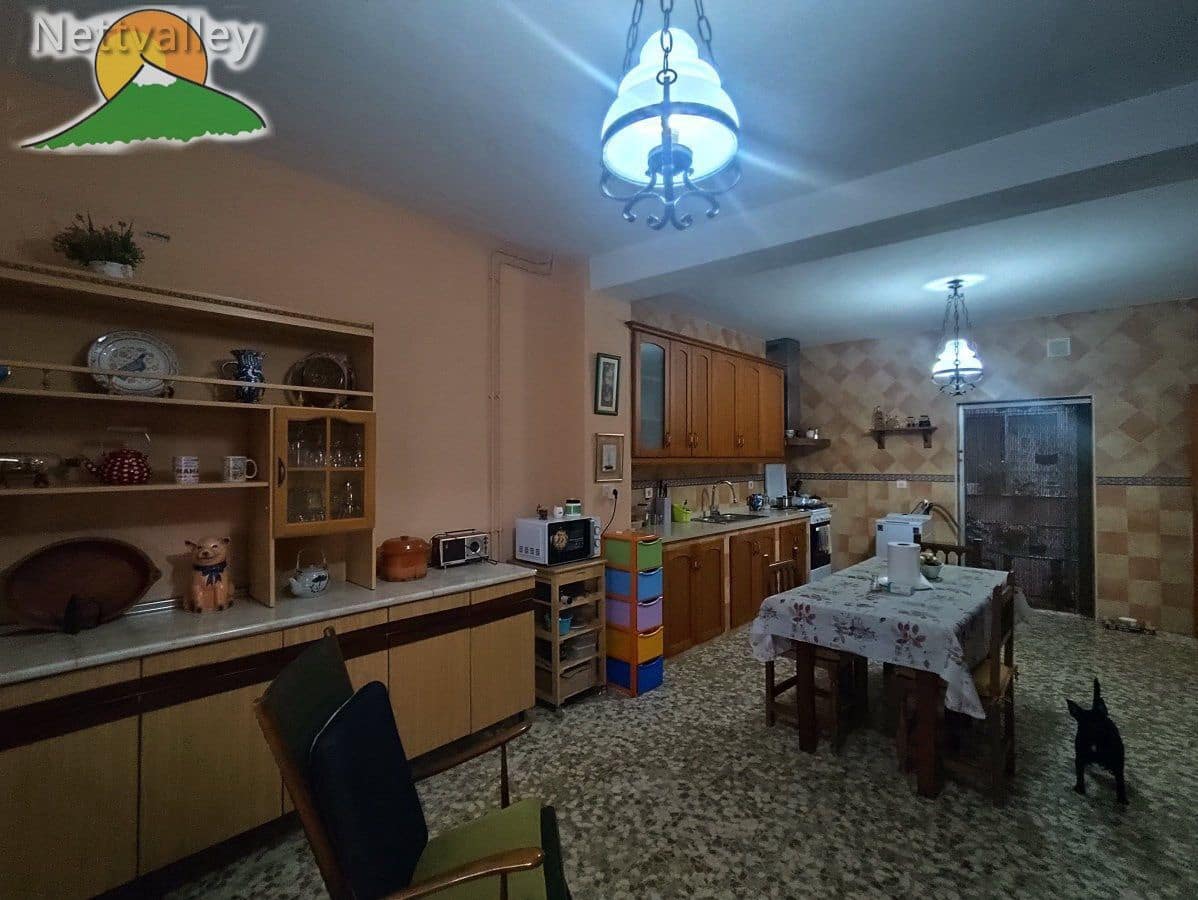 7 bedroom Townhouse for sale in Durcal with garage - € 298,000 (Ref: 10146324)