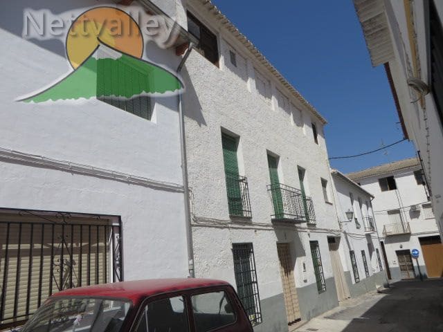 6 bedroom Townhouse for sale in Durcal with garage - € 250,000 (Ref: 9383196)