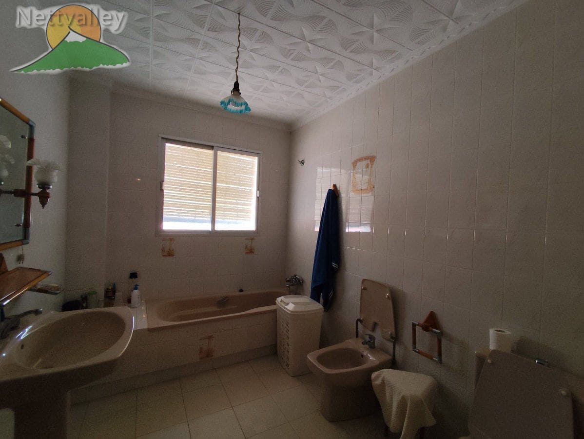 6 bedroom Townhouse for sale in Durcal with garage - € 250,000 (Ref: 9383196)