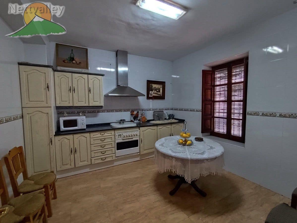 6 bedroom Townhouse for sale in Durcal with garage - € 250,000 (Ref: 9383196)