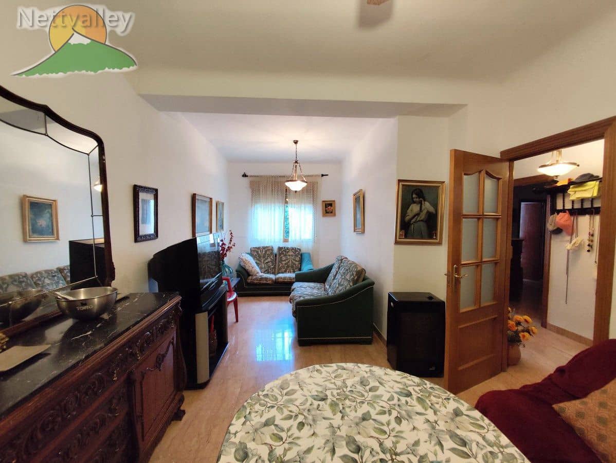 6 bedroom Townhouse for sale in Durcal with garage - € 250,000 (Ref: 9383196)