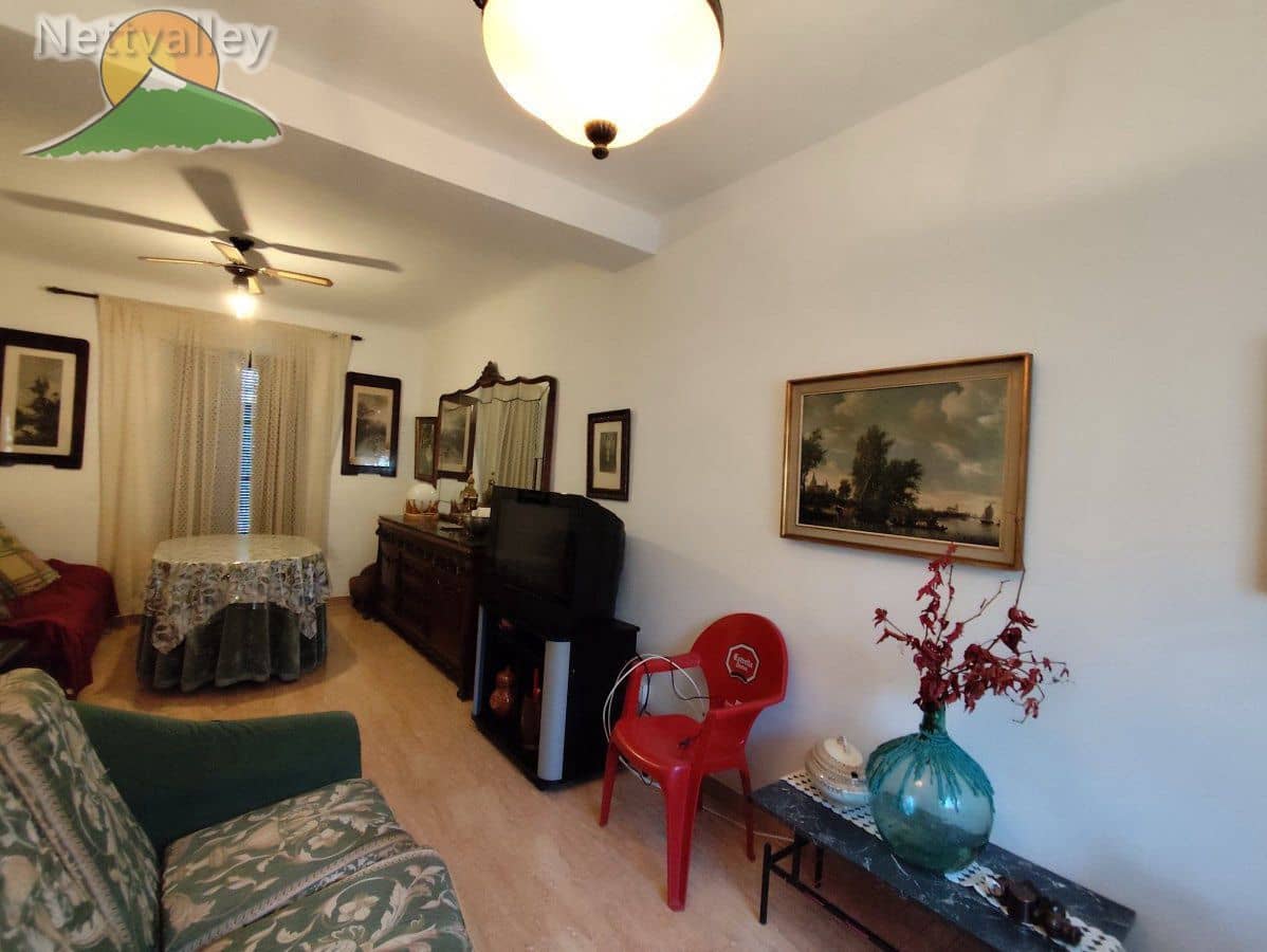 6 bedroom Townhouse for sale in Durcal with garage - € 250,000 (Ref: 9383196)