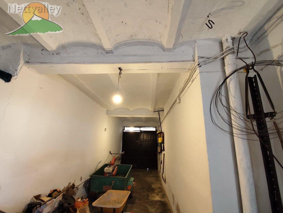 6 bedroom Townhouse for sale in Durcal with garage - € 250,000 (Ref: 9383196)