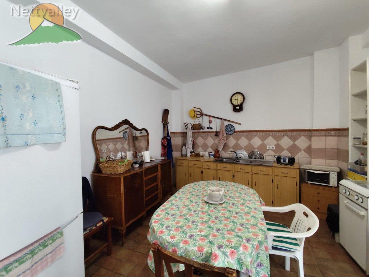 6 bedroom Townhouse for sale in Durcal with garage - € 250,000 (Ref: 9383196)