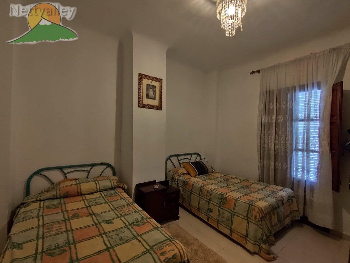 6 bedroom Townhouse for sale in Durcal with garage - € 250,000 (Ref: 9383196)