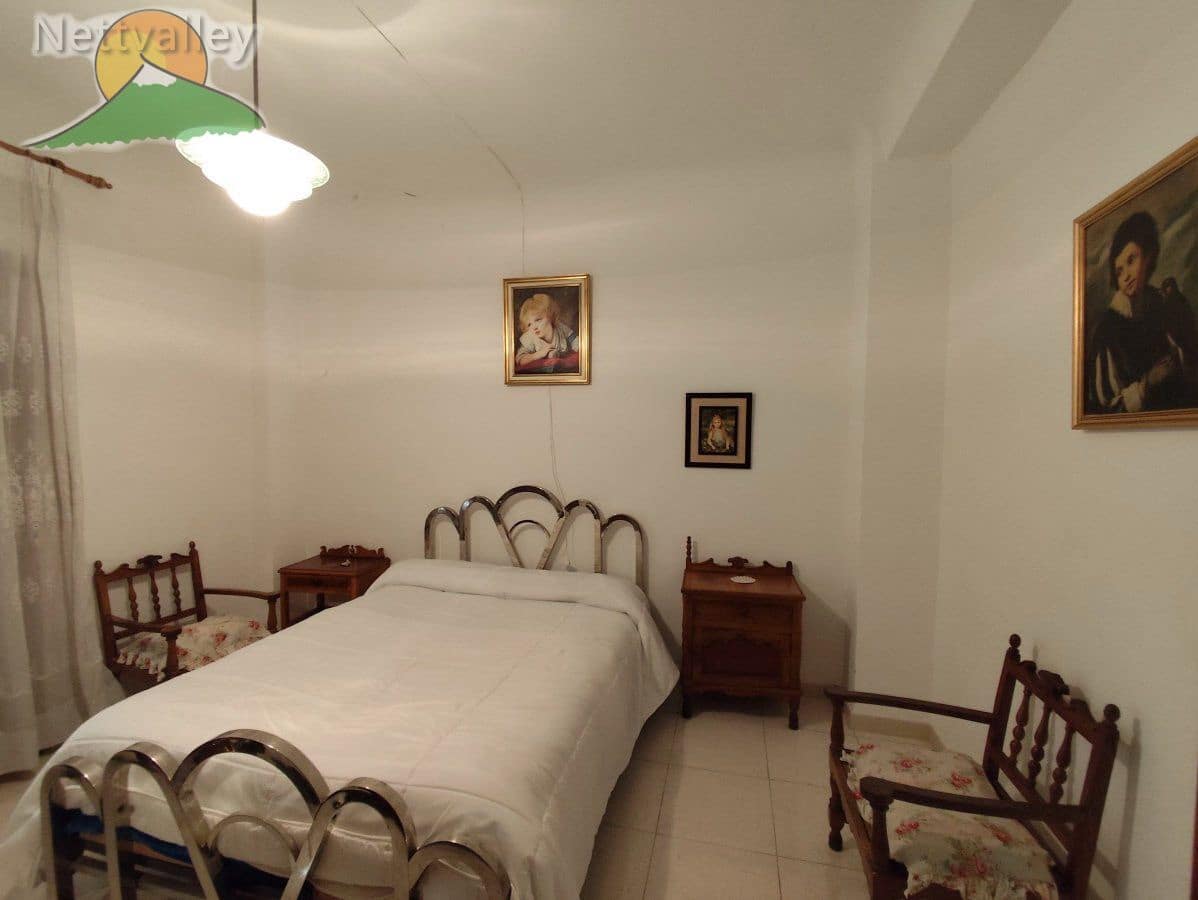 6 bedroom Townhouse for sale in Durcal with garage - € 250,000 (Ref: 9383196)