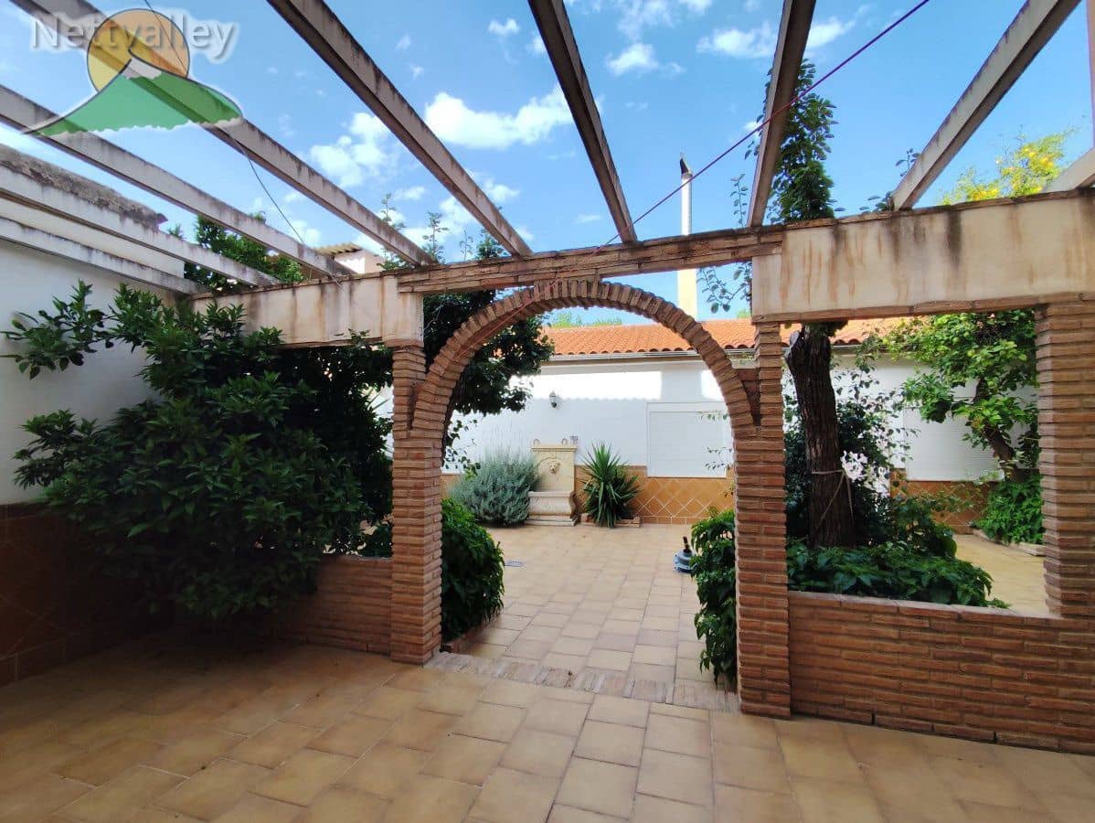 6 bedroom Townhouse for sale in Durcal with garage - € 250,000 (Ref: 9383196)