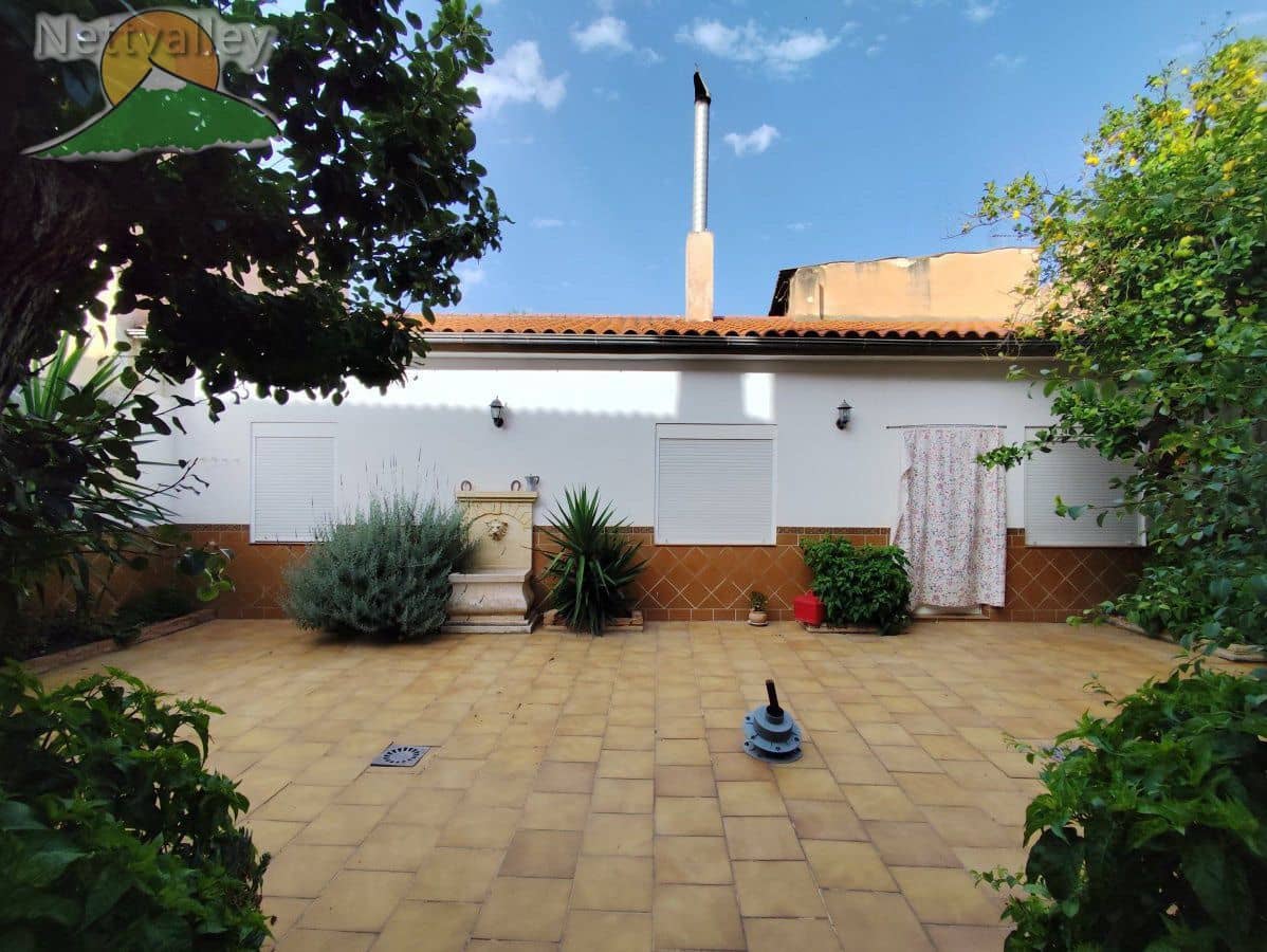 6 bedroom Townhouse for sale in Durcal with garage - € 250,000 (Ref: 9383196)