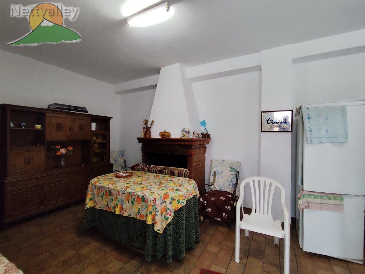 6 bedroom Townhouse for sale in Durcal with garage - € 250,000 (Ref: 9383196)