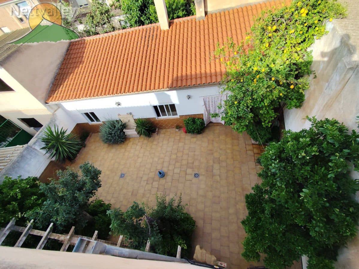6 bedroom Townhouse for sale in Durcal with garage - € 250,000 (Ref: 9383196)