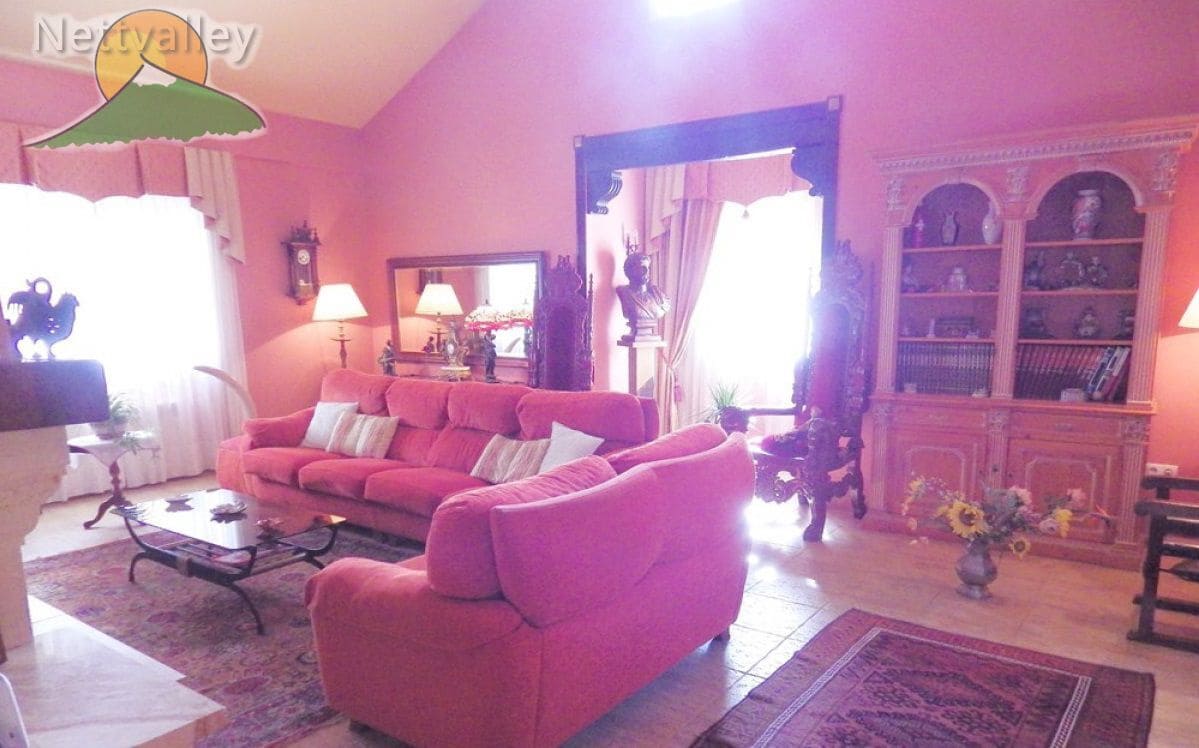 5 bedroom Townhouse for sale in Gojar - € 775,000 (Ref: 9630540)