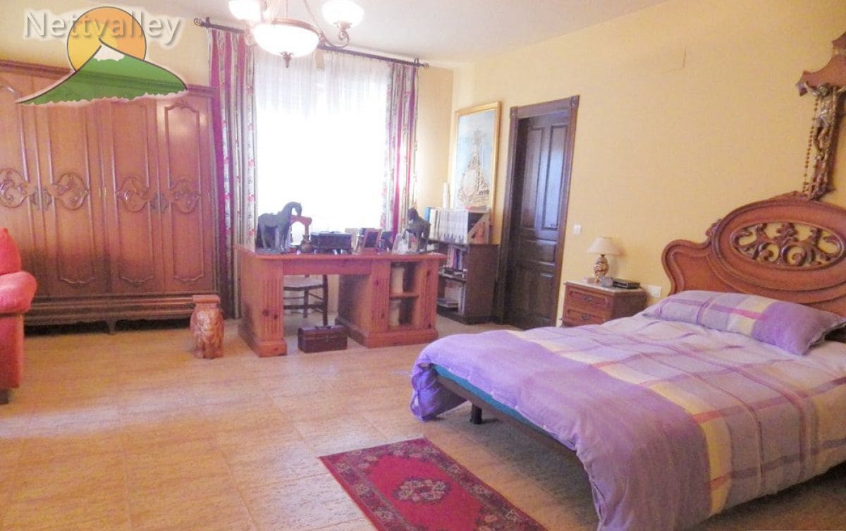 5 bedroom Townhouse for sale in Gojar - € 775,000 (Ref: 9630540)