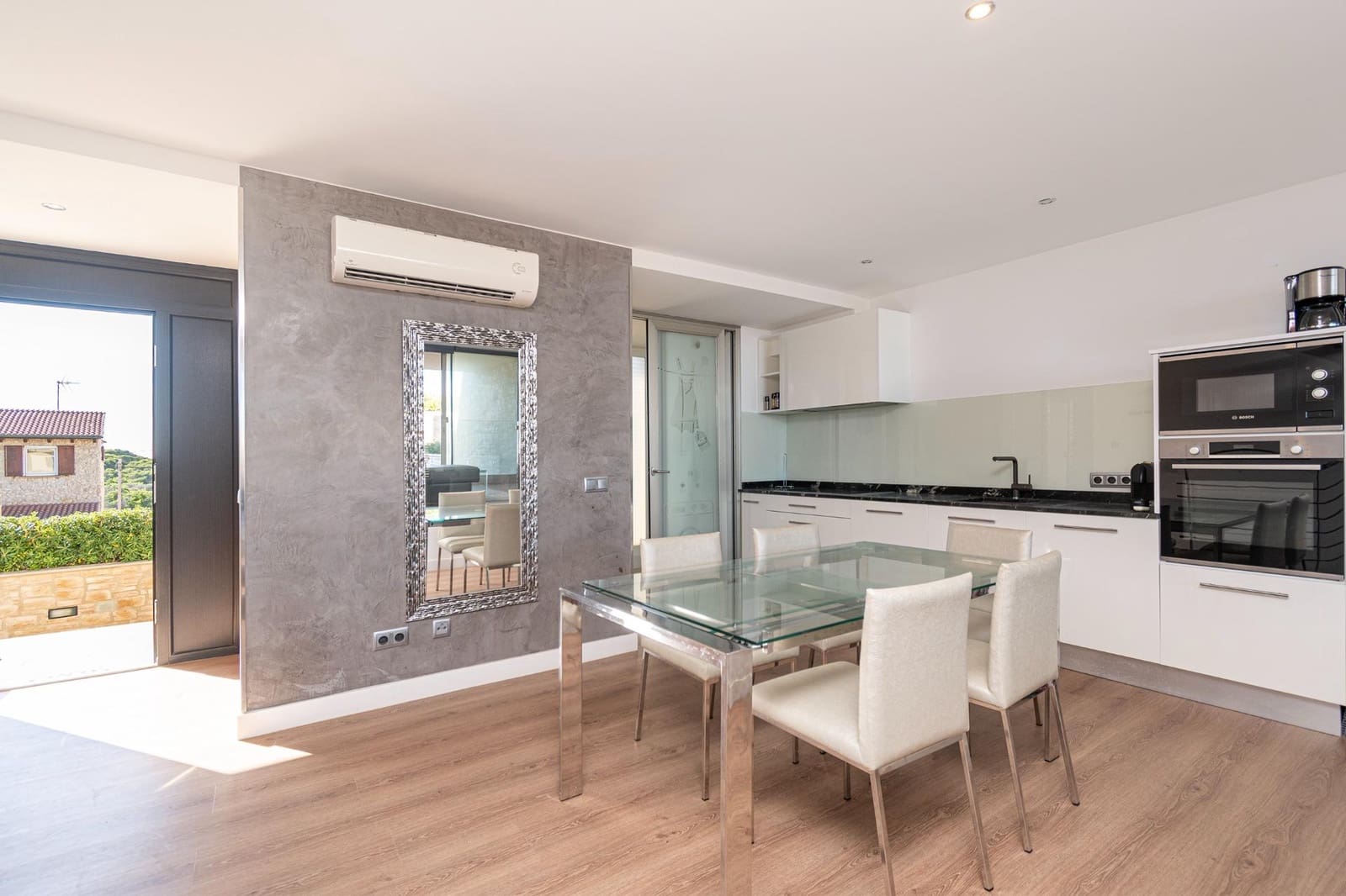 2 slaapkamer Rijtjeshuis te koop in Cala Ratjada met zwembad garage - € 1.250.000 (Ref: 9311091)