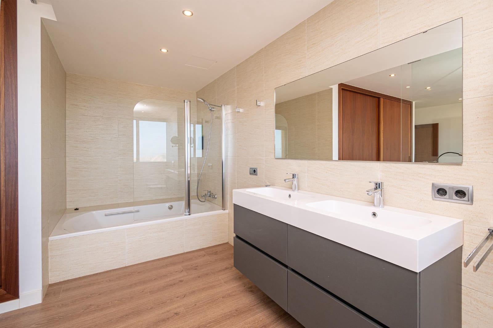 2 slaapkamer Rijtjeshuis te koop in Cala Ratjada met zwembad garage - € 1.250.000 (Ref: 9311091)