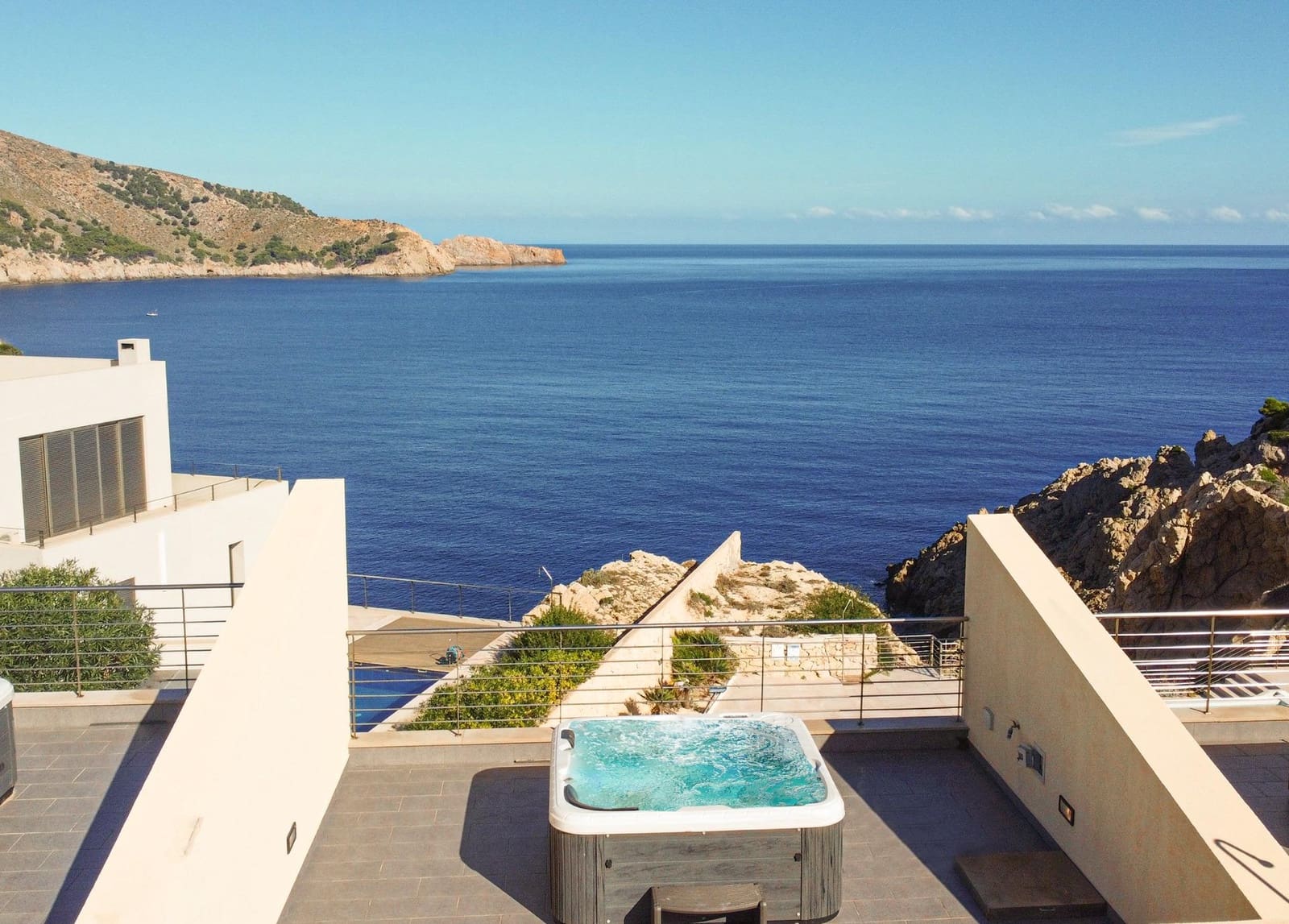 2 slaapkamer Rijtjeshuis te koop in Cala Ratjada met zwembad garage - € 1.250.000 (Ref: 9311091)