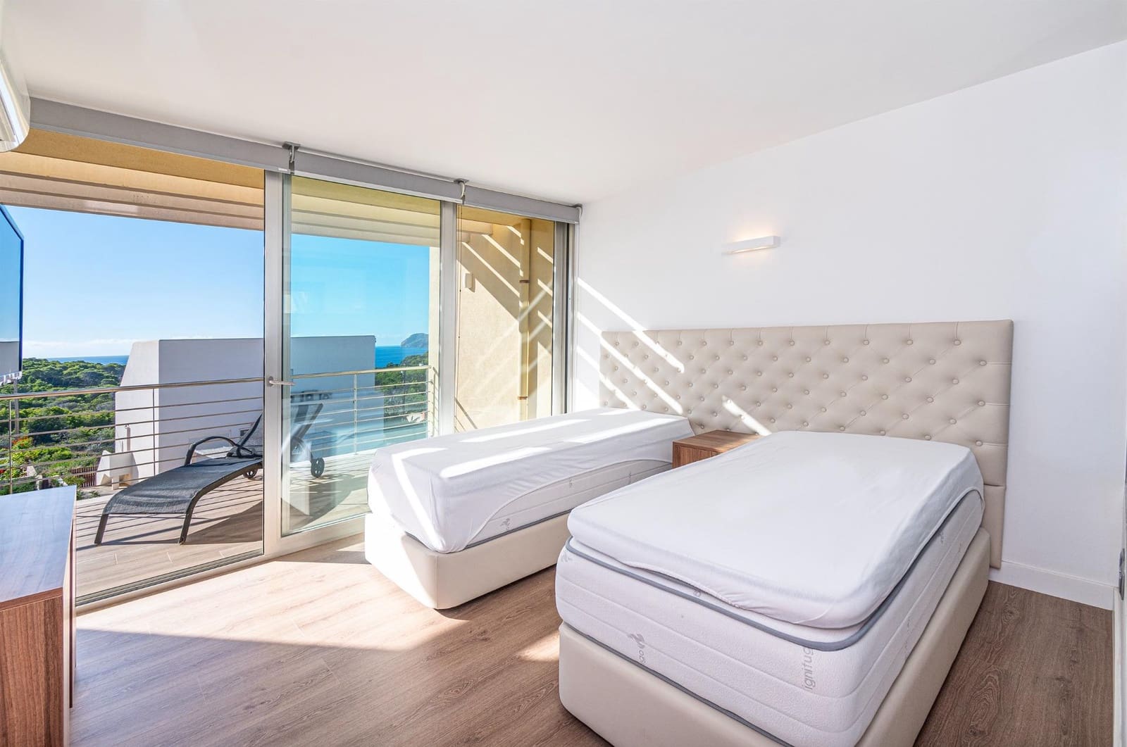 2 slaapkamer Rijtjeshuis te koop in Cala Ratjada met zwembad garage - € 1.250.000 (Ref: 9311091)