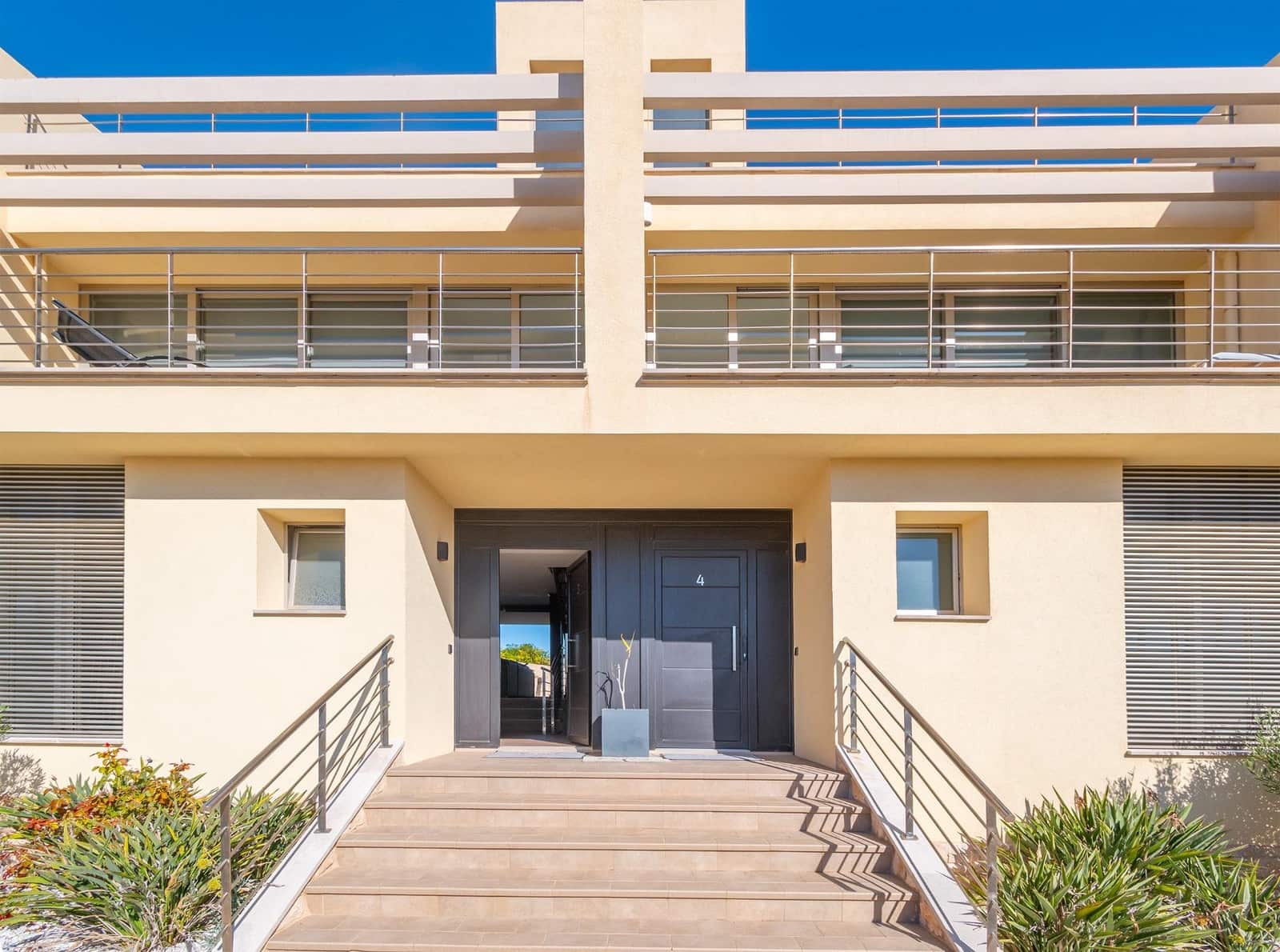 2 slaapkamer Rijtjeshuis te koop in Cala Ratjada met zwembad garage - € 1.250.000 (Ref: 9311091)