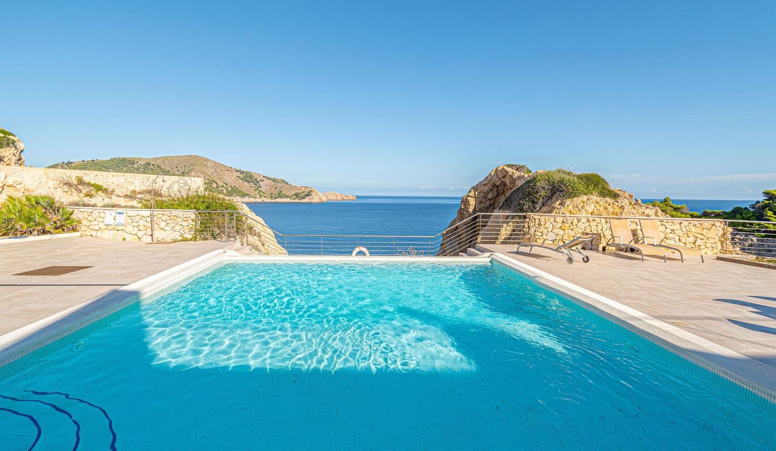 2 slaapkamer Rijtjeshuis te koop in Cala Ratjada met zwembad garage - € 1.250.000 (Ref: 9311091)