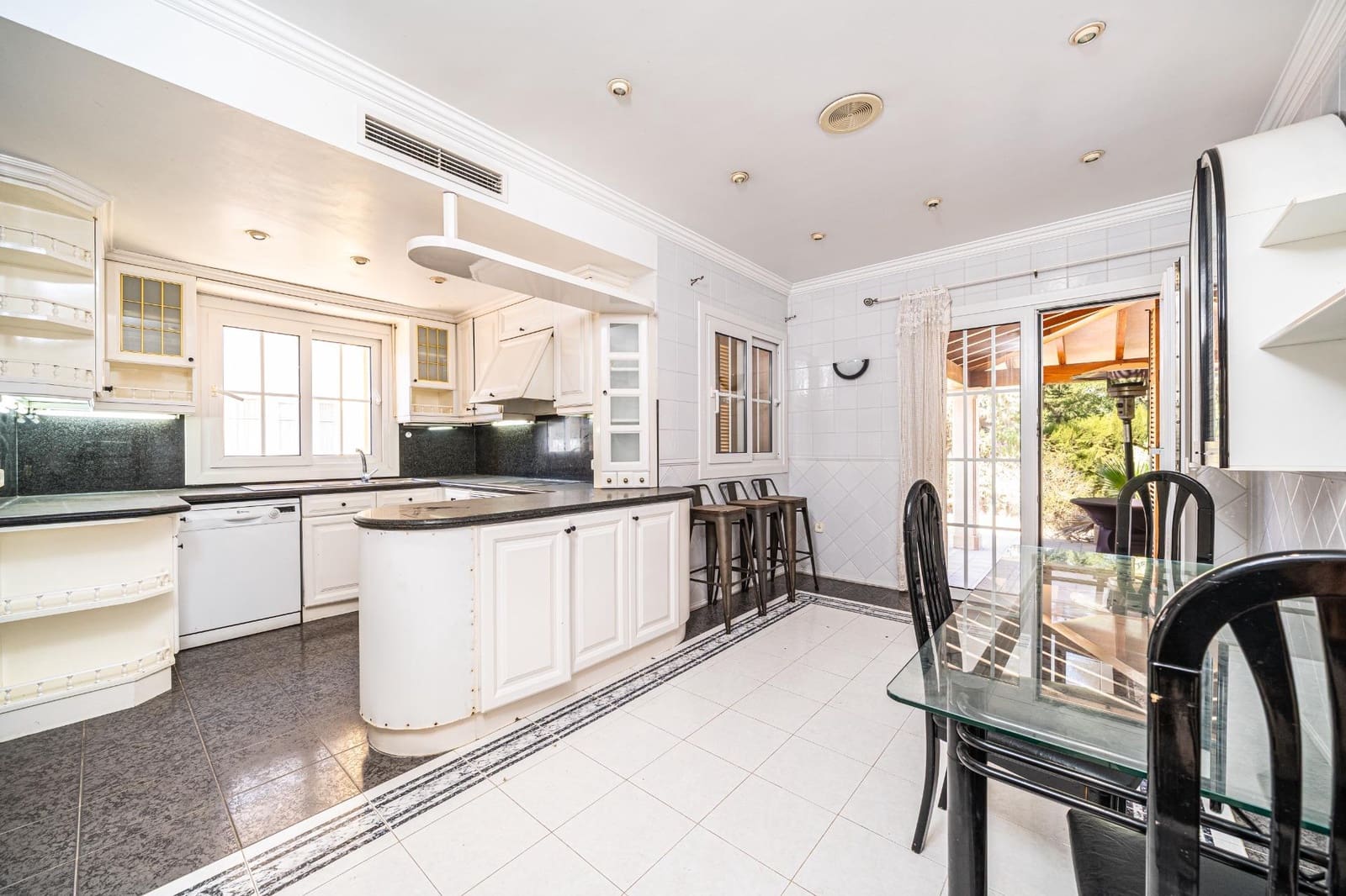 6 soverom Villa til salgs i Son Veri Nou med svømmebasseng garasje - € 1 450 000 (Ref: 10025859)
