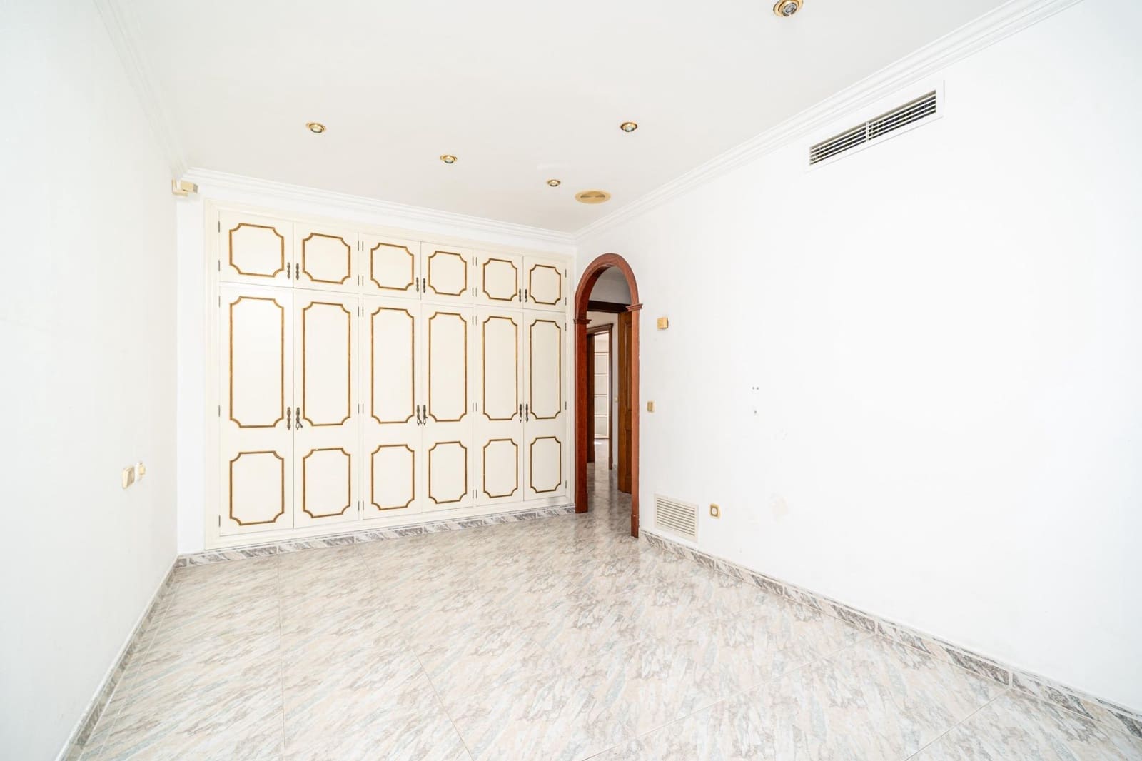 6 soverom Villa til salgs i Son Veri Nou med svømmebasseng garasje - € 1 450 000 (Ref: 10025859)