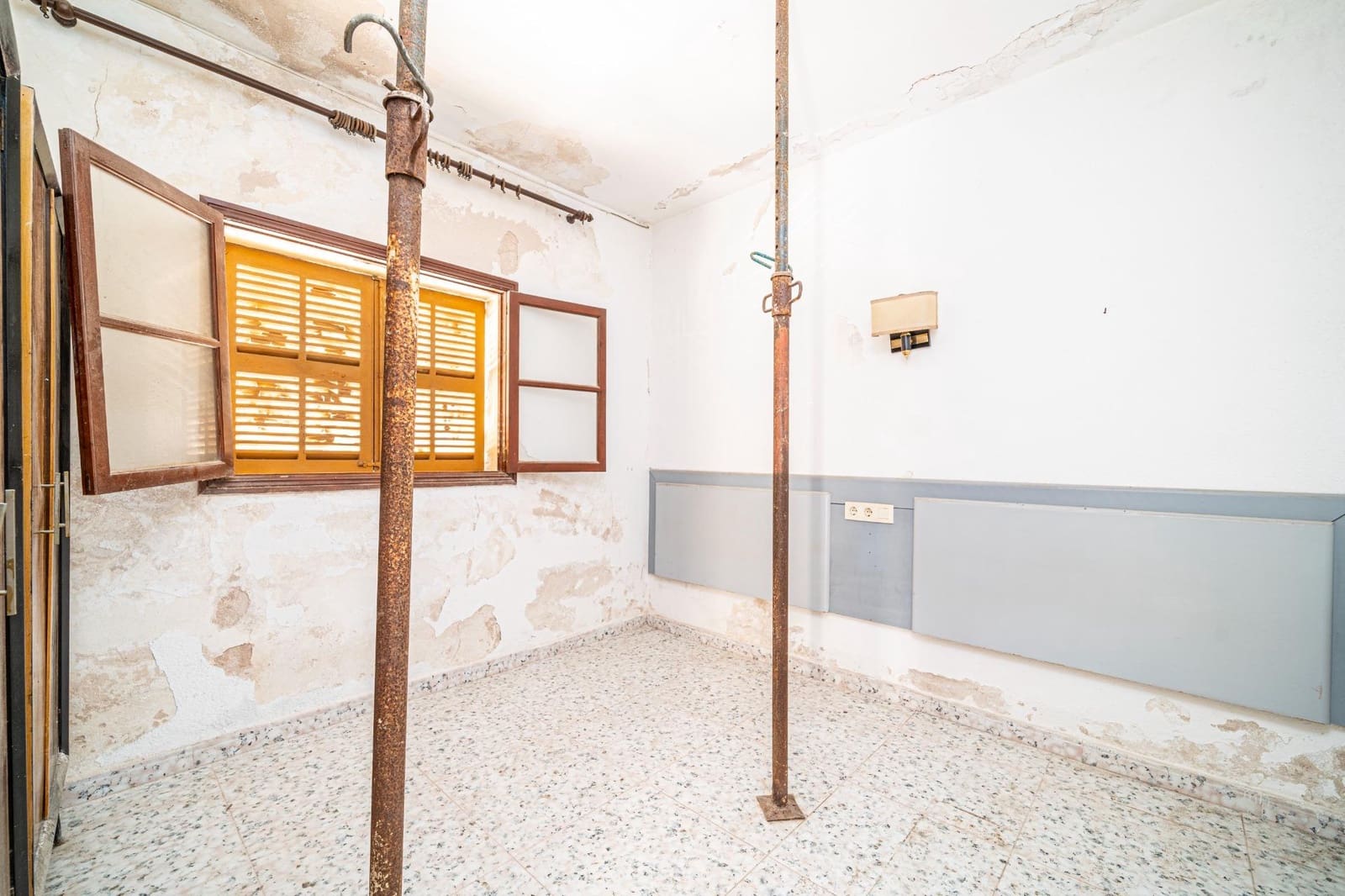 6 soveværelse Byhus til salg i Cala Ratjada med garage - € 440.000 (Ref: 7638177)