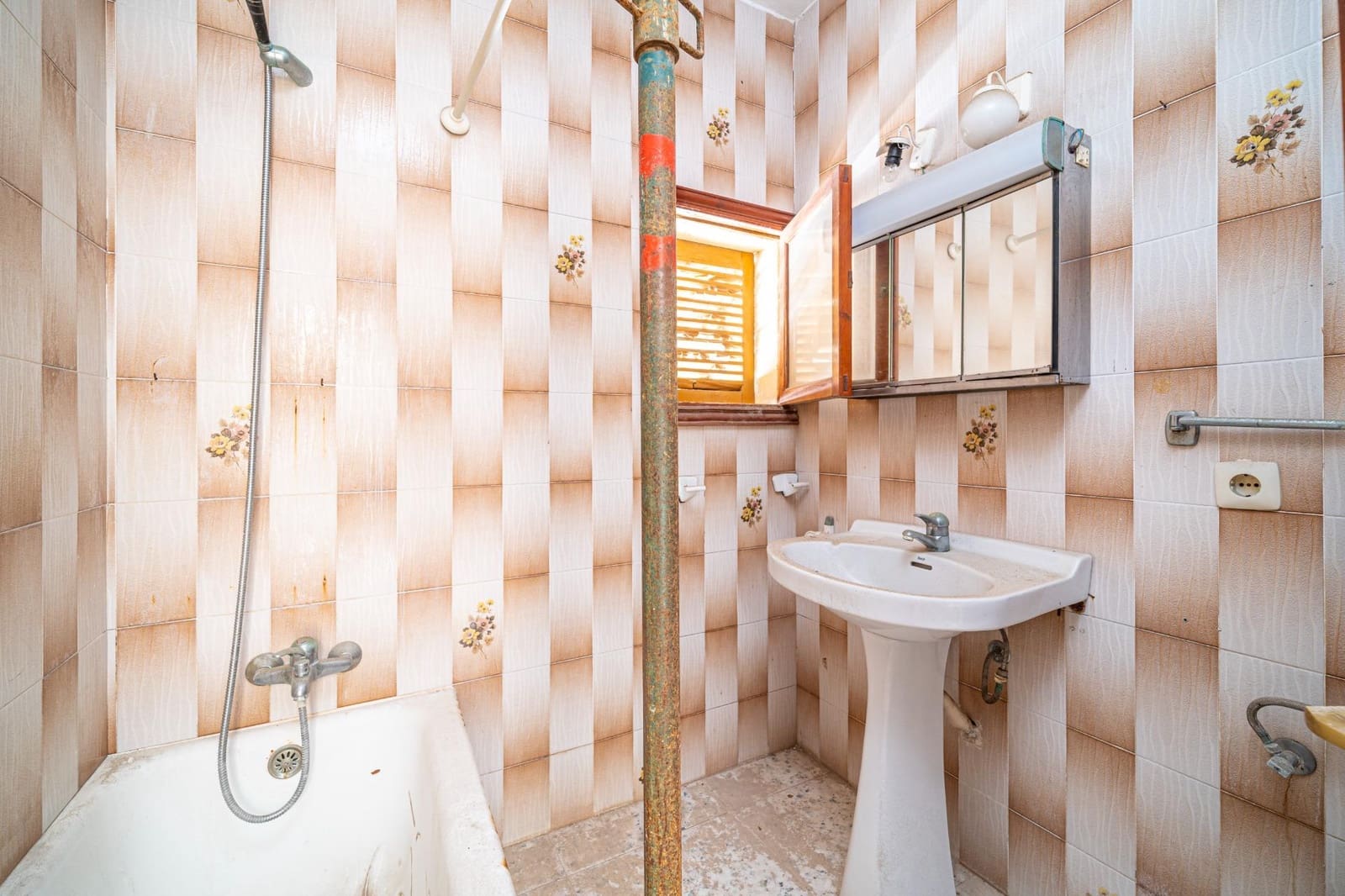 6 soveværelse Byhus til salg i Cala Ratjada med garage - € 440.000 (Ref: 7638177)