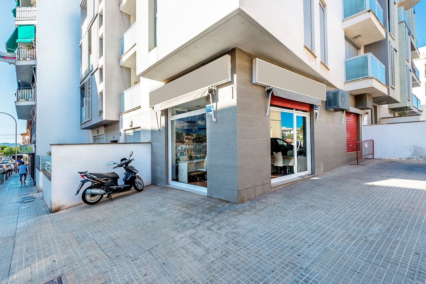 2 bedroom Commercial for sale in Palma de Mallorca - € 170,000 (Ref: 7718373)