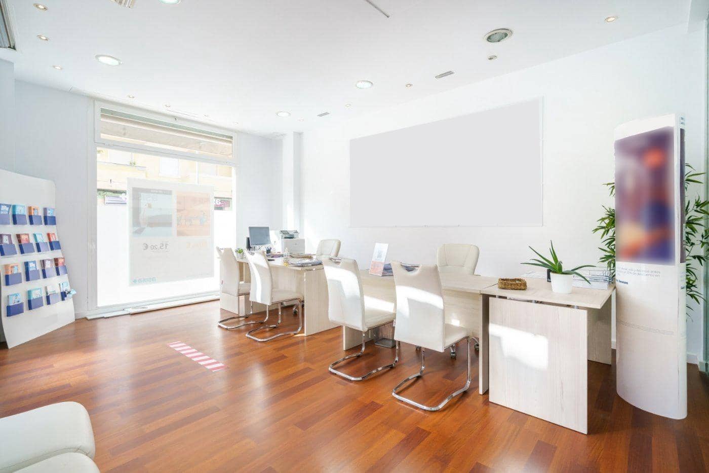 2 bedroom Commercial for sale in Palma de Mallorca - € 170,000 (Ref: 7718373)