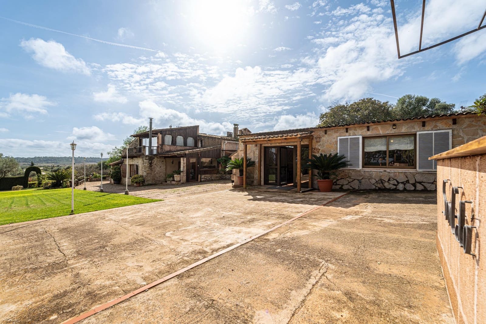 4 soveværelse Finca/Landehus til salg i Petra med swimmingpool garage - € 995.000 (Ref: 8615431)