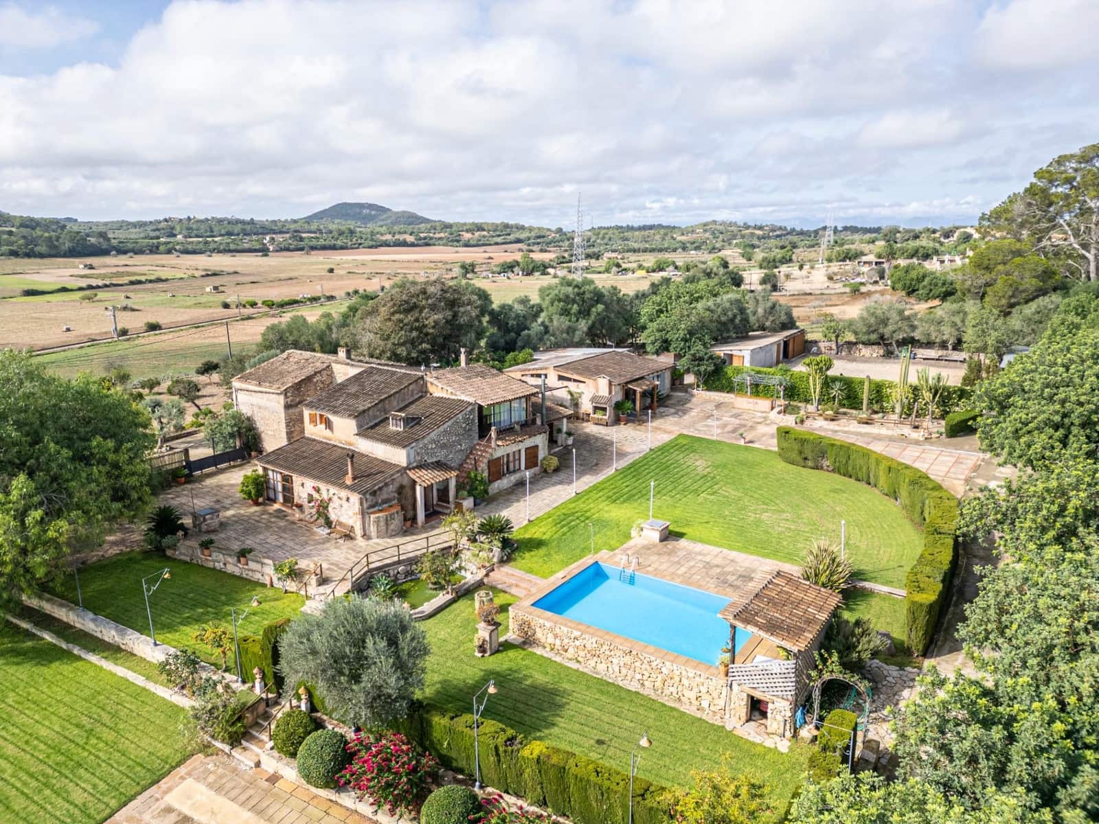 4 soveværelse Finca/Landehus til salg i Petra med swimmingpool garage - € 995.000 (Ref: 8615431)