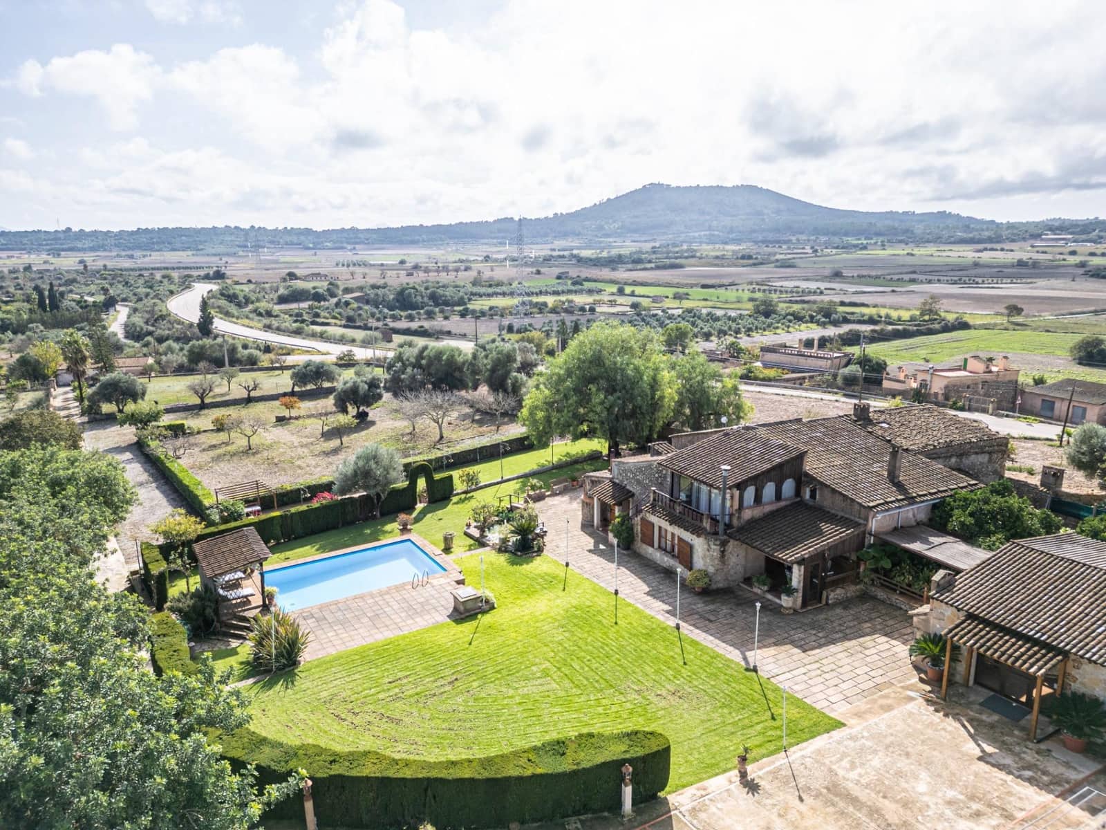 4 soveværelse Finca/Landehus til salg i Petra med swimmingpool garage - € 995.000 (Ref: 8615431)