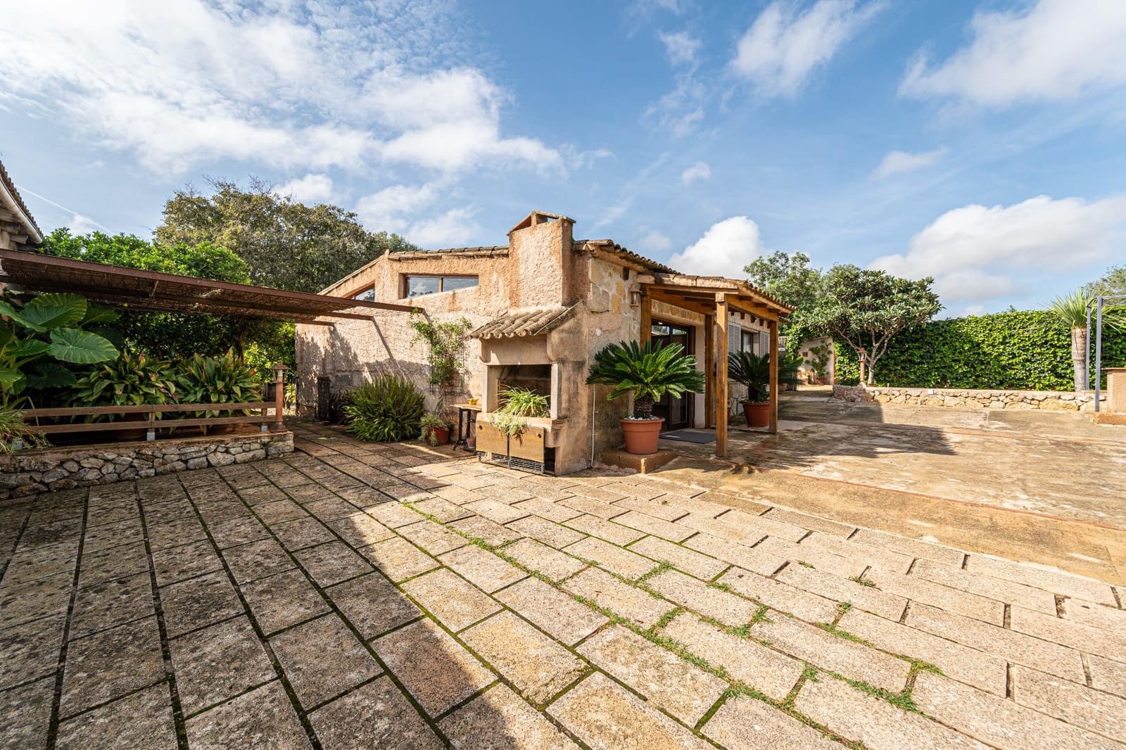 4 soveværelse Finca/Landehus til salg i Petra med swimmingpool garage - € 995.000 (Ref: 8615431)