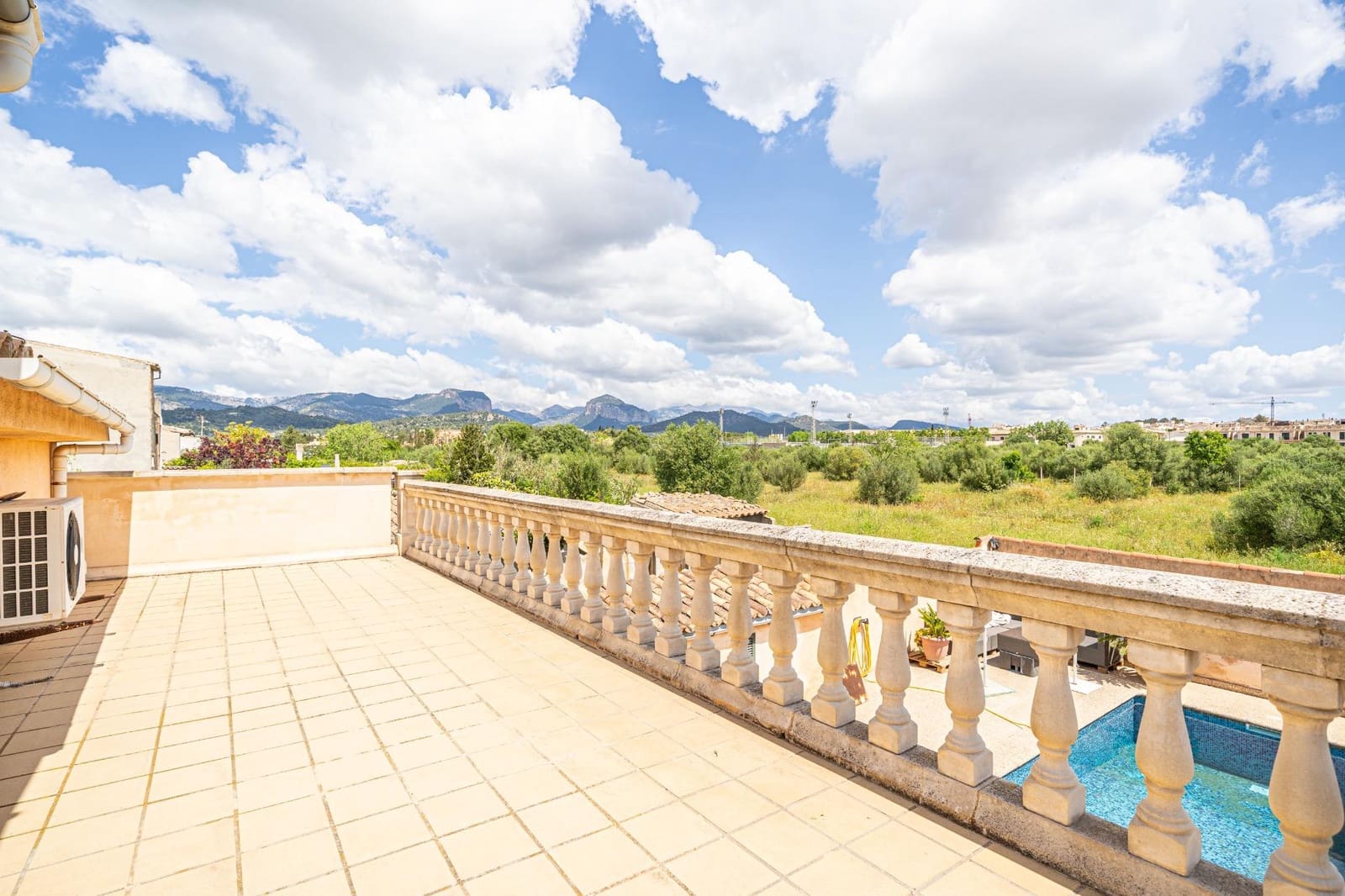 2 soveværelse Semi-Rækkehus til salg i Consell med swimmingpool - € 699.000 (Ref: 8979329)