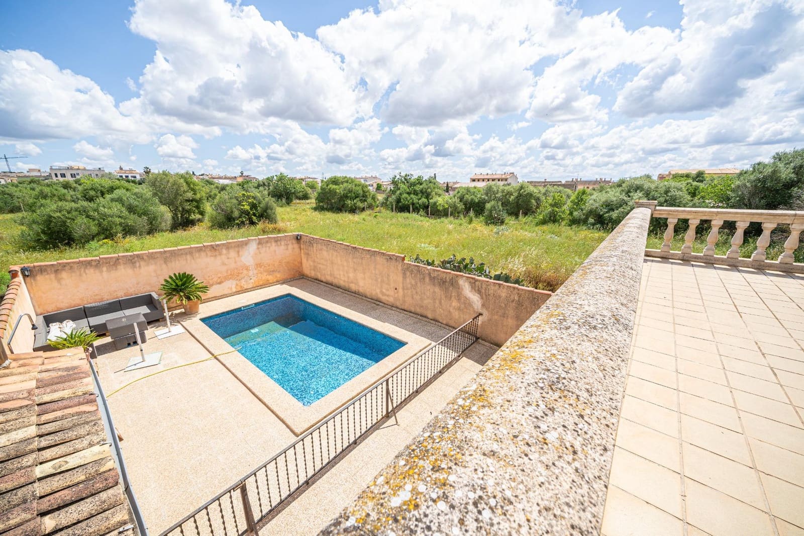 2 soveværelse Semi-Rækkehus til salg i Consell med swimmingpool - € 699.000 (Ref: 8979329)