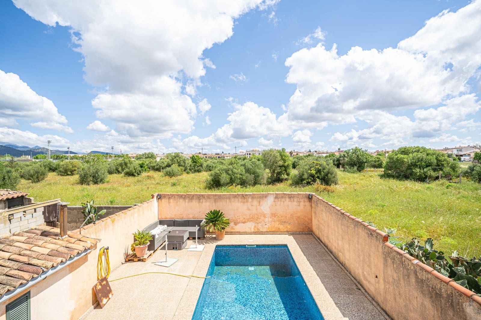 2 soveværelse Semi-Rækkehus til salg i Consell med swimmingpool - € 699.000 (Ref: 8979329)