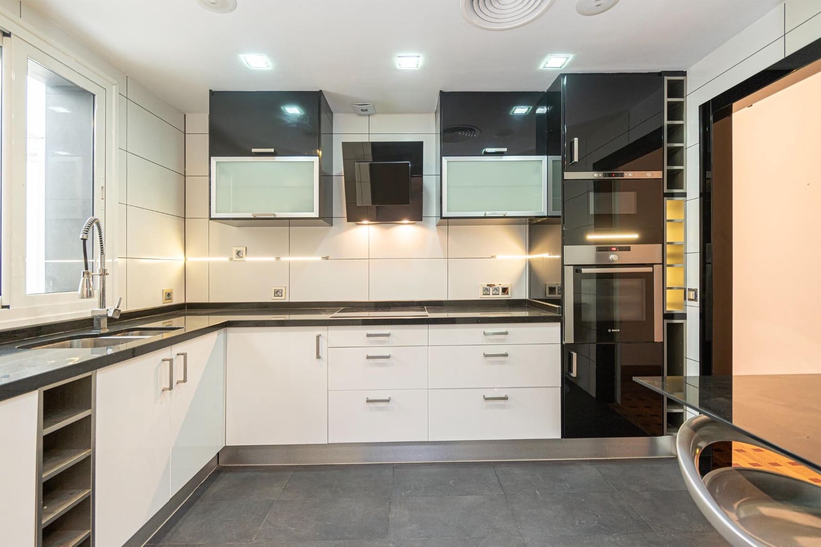 3 bedroom Apartment for sale in Palma de Mallorca with garage - € 1,375,000 (Ref: 9359416)