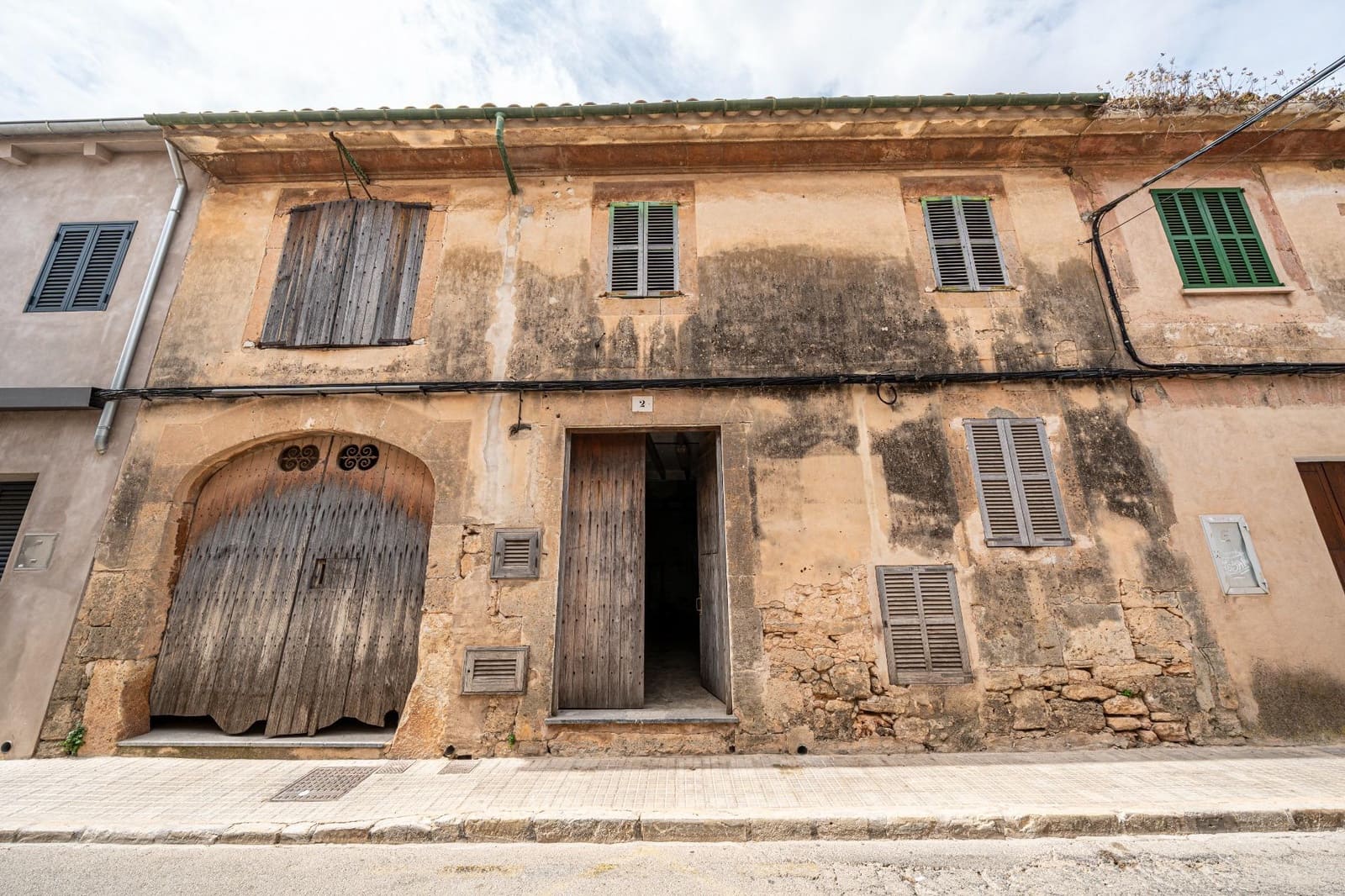 6 bedroom Townhouse for sale in Llucmajor with garage - € 299,000 (Ref: 9406577)