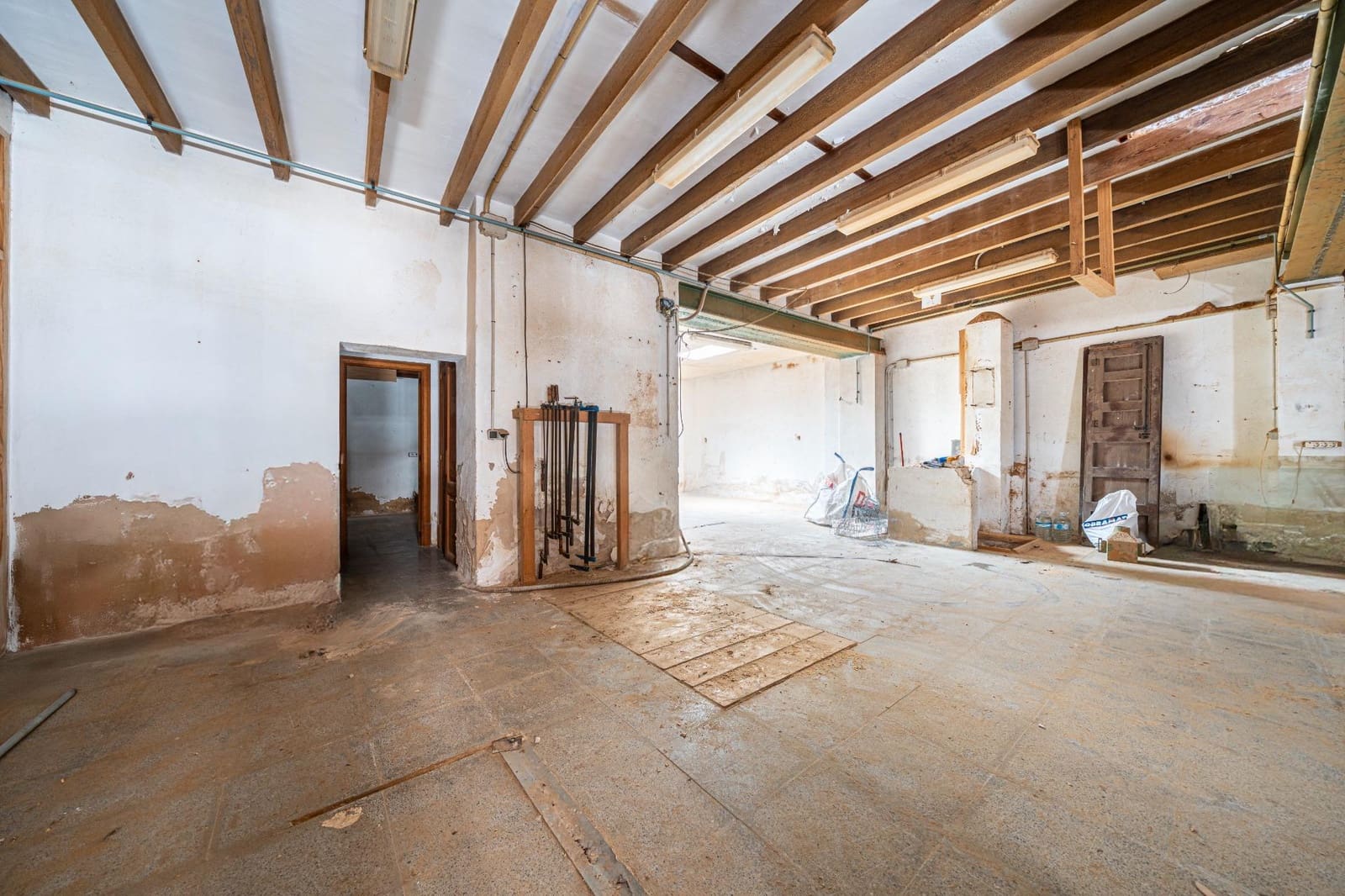6 bedroom Townhouse for sale in Llucmajor with garage - € 299,000 (Ref: 9406577)