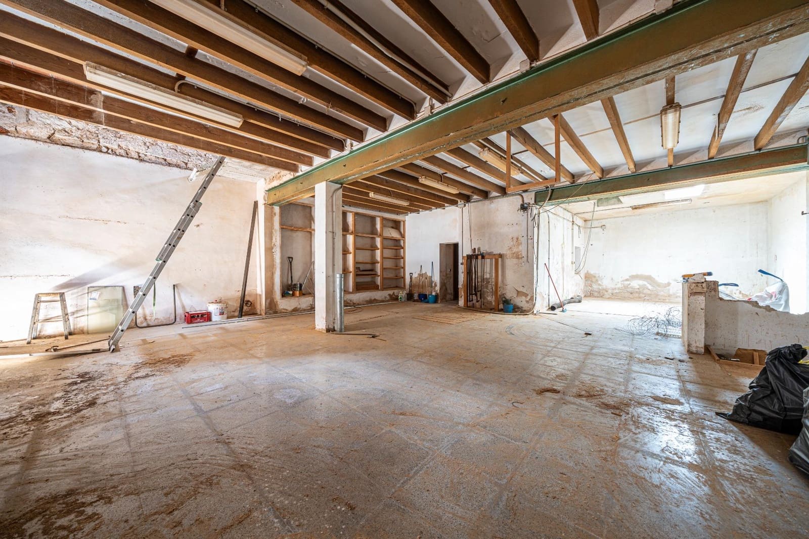 6 bedroom Townhouse for sale in Llucmajor with garage - € 299,000 (Ref: 9406577)