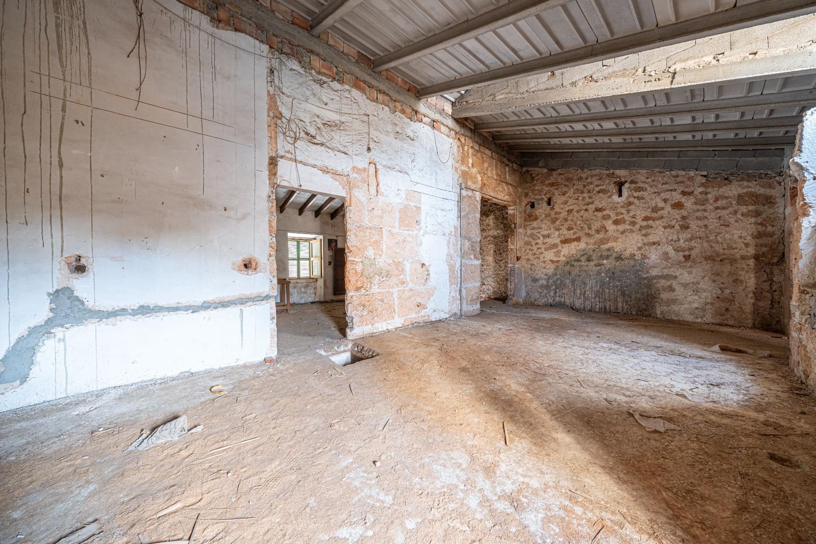 6 bedroom Townhouse for sale in Llucmajor with garage - € 299,000 (Ref: 9406577)
