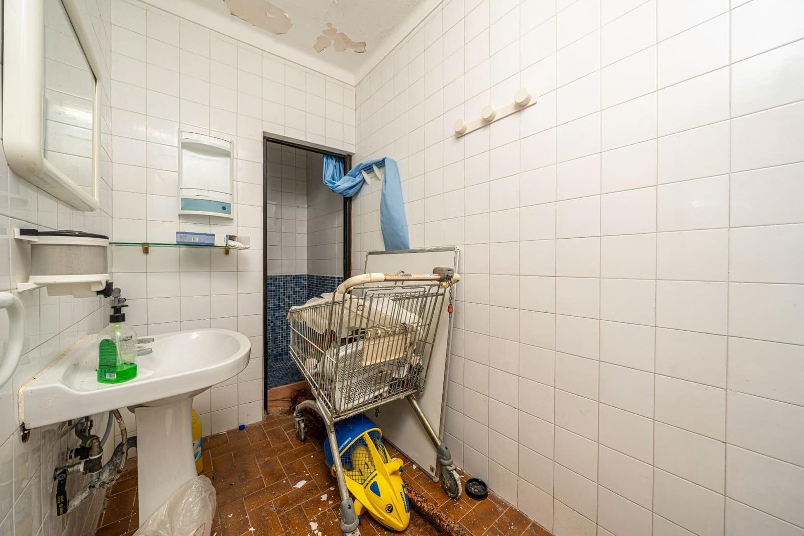 Commercial for sale in Santa Ponsa - € 299,000 (Ref: 9437571)