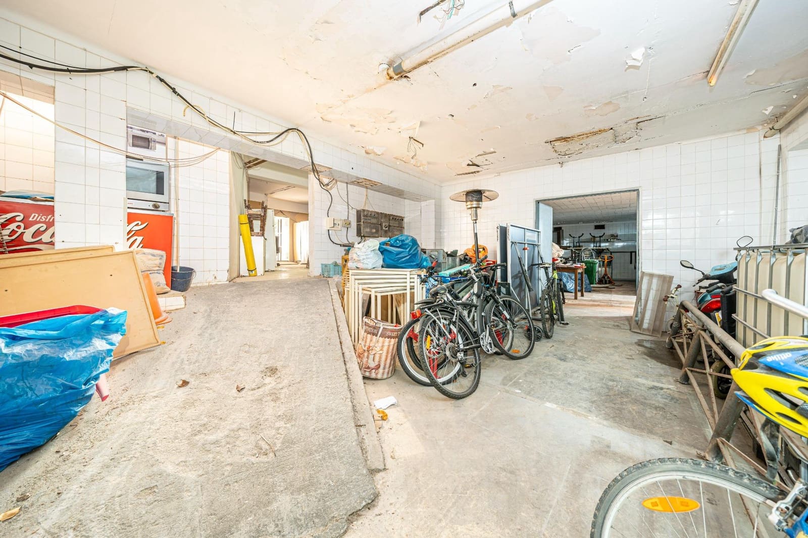 Commercial for sale in Santa Ponsa - € 299,000 (Ref: 9437571)