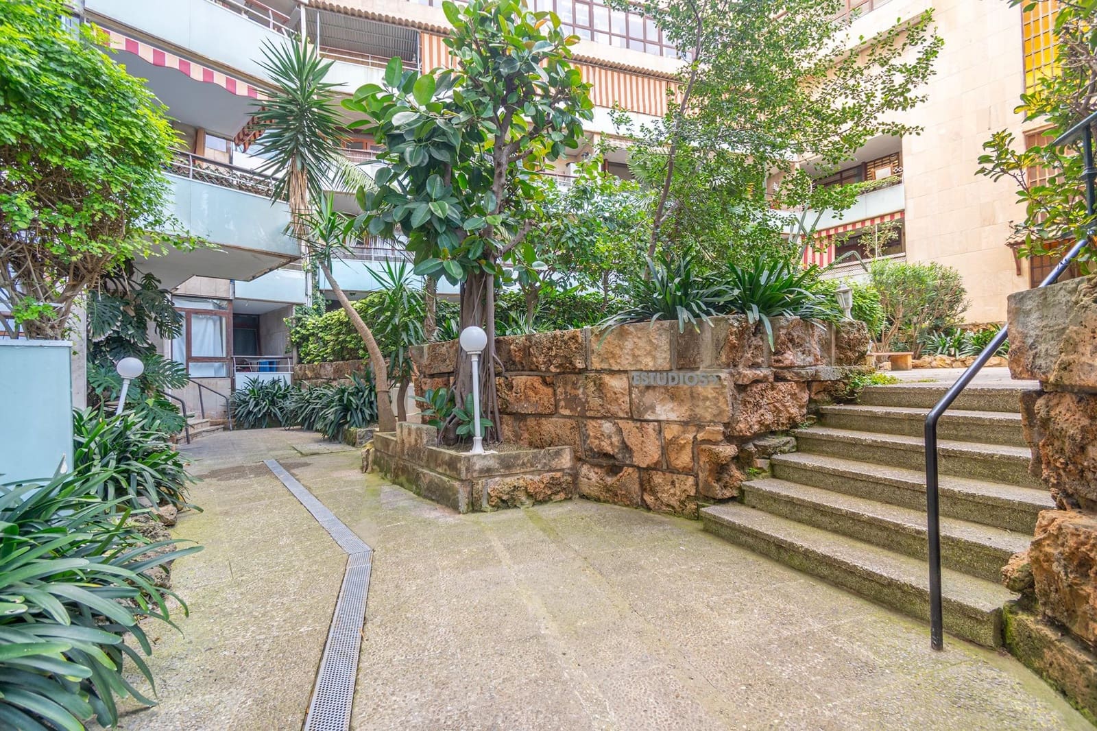 2 bedroom Commercial for sale in Palma de Mallorca with pool - € 349,000 (Ref: 9690949)