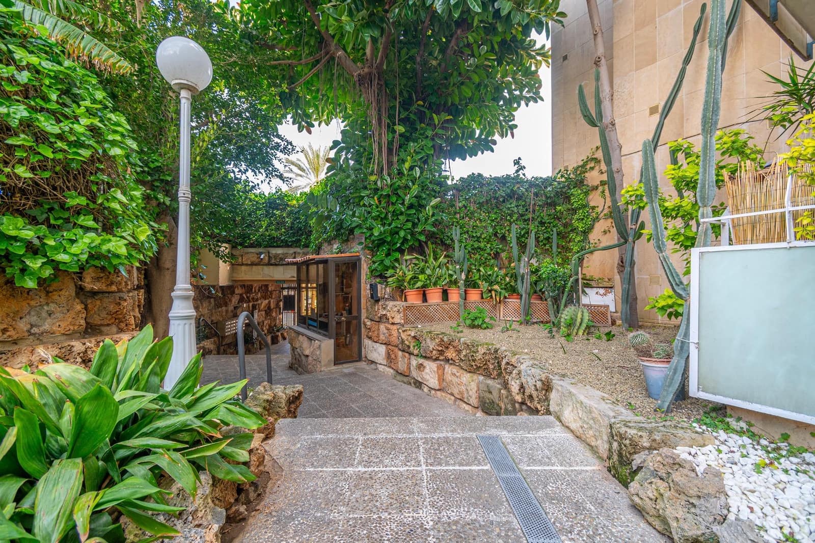 2 bedroom Commercial for sale in Palma de Mallorca with pool - € 349,000 (Ref: 9690949)