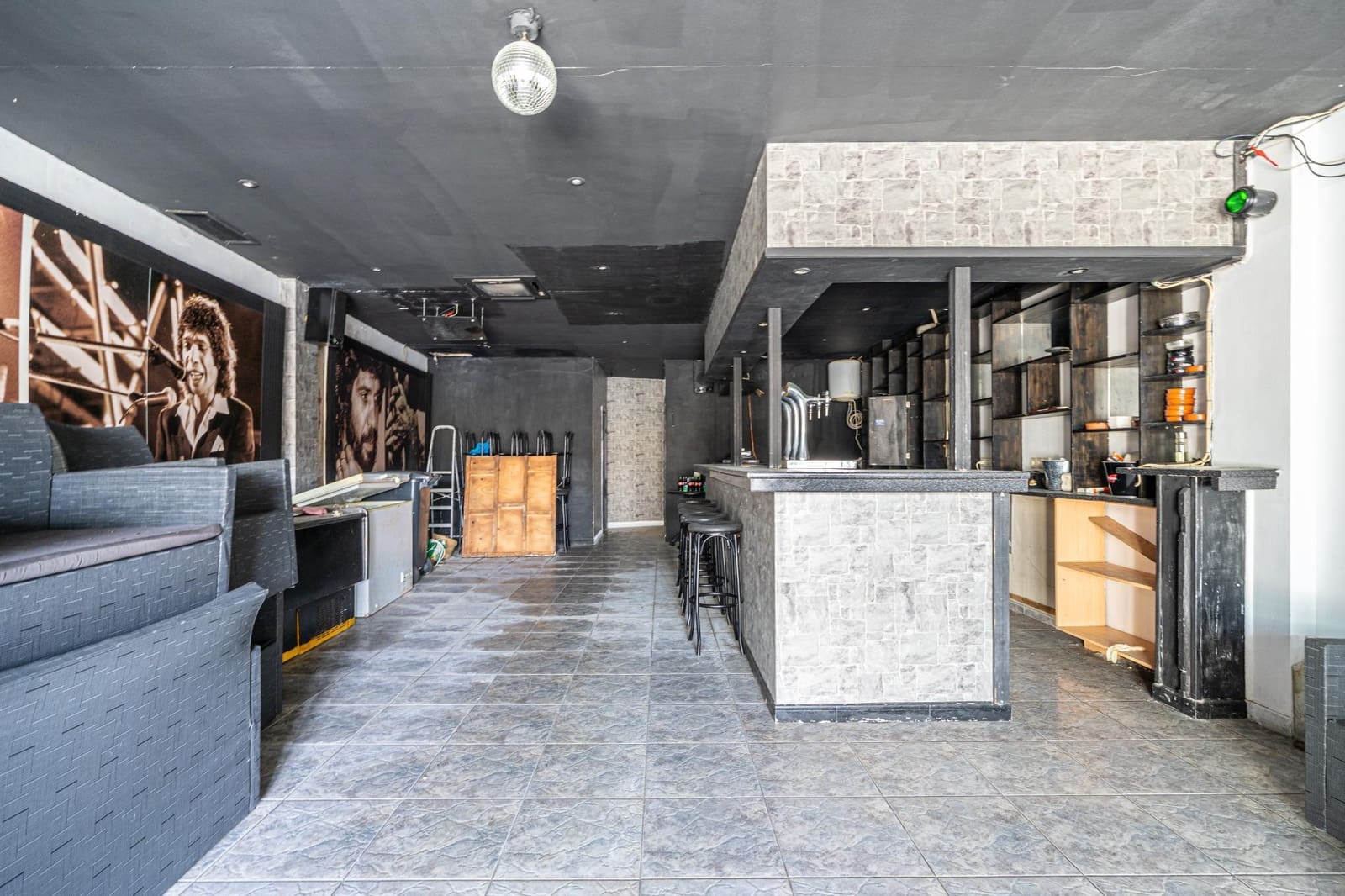 Commercial for sale in Santa Ponsa - € 149,000 (Ref: 9726785)